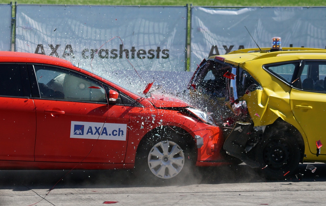 Red car crashing the yellow car at the AXA Crashtests