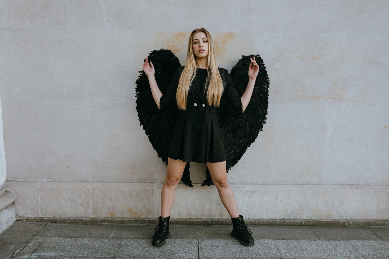 Uma mulher vestindo uma fantasia de anjo negro