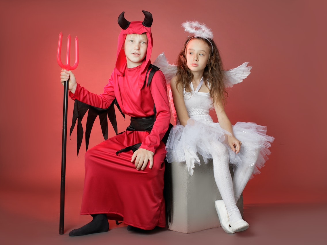 Duas crianças em fantasias de Halloween