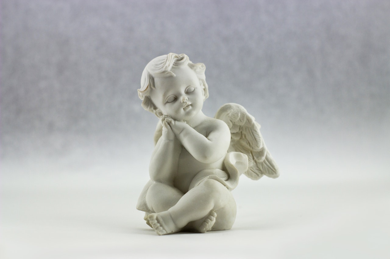 Estatueta de cerâmica branca de ilustração de anjo