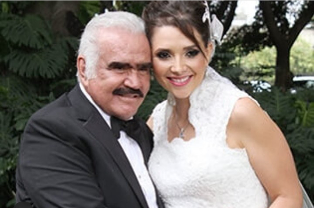 Alejandra Fernández in her wedding dress with her father