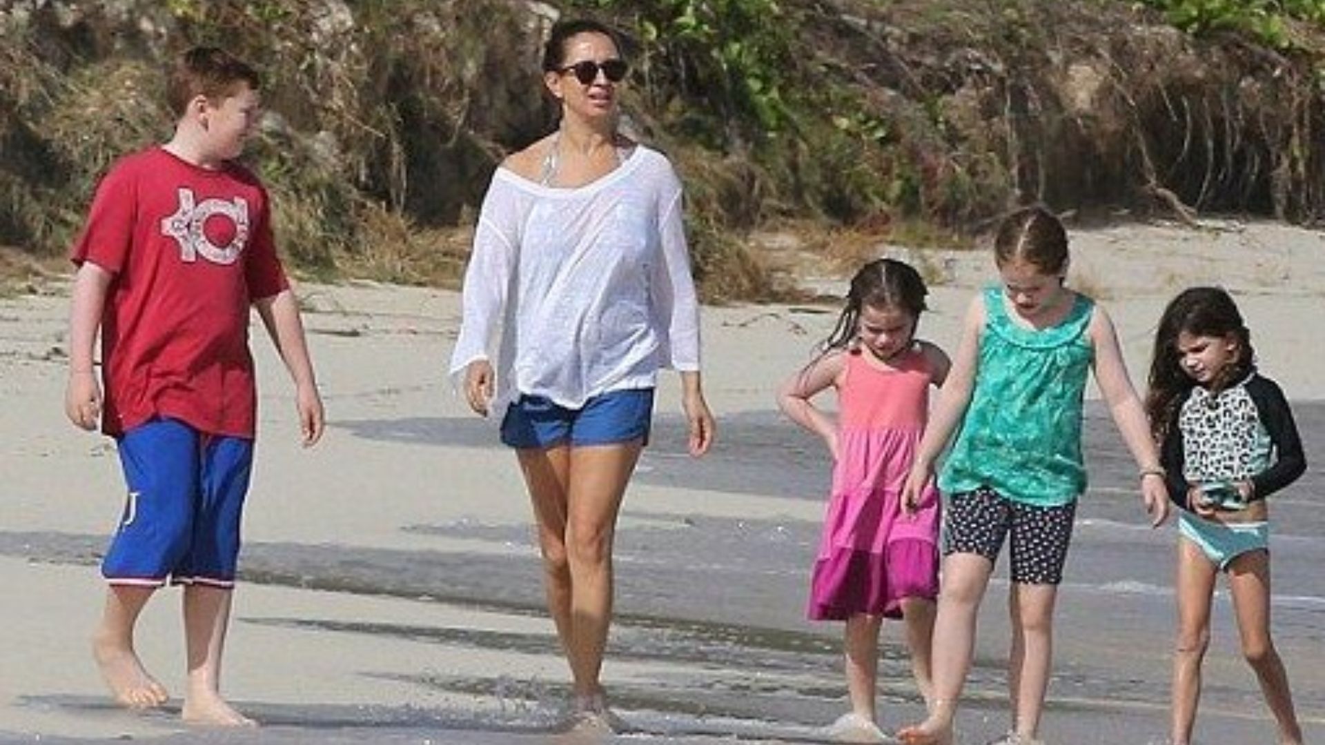 Maya Rudolph with her kids walking in the beach