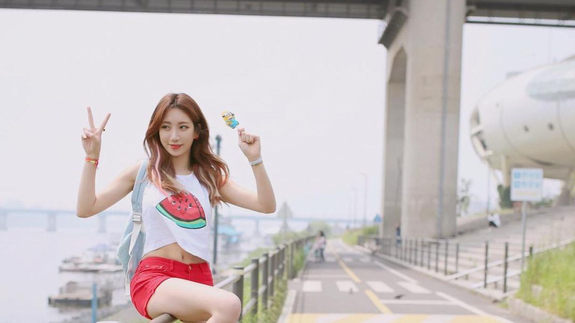 Ye Jung Hwa posing while holding an ice cream