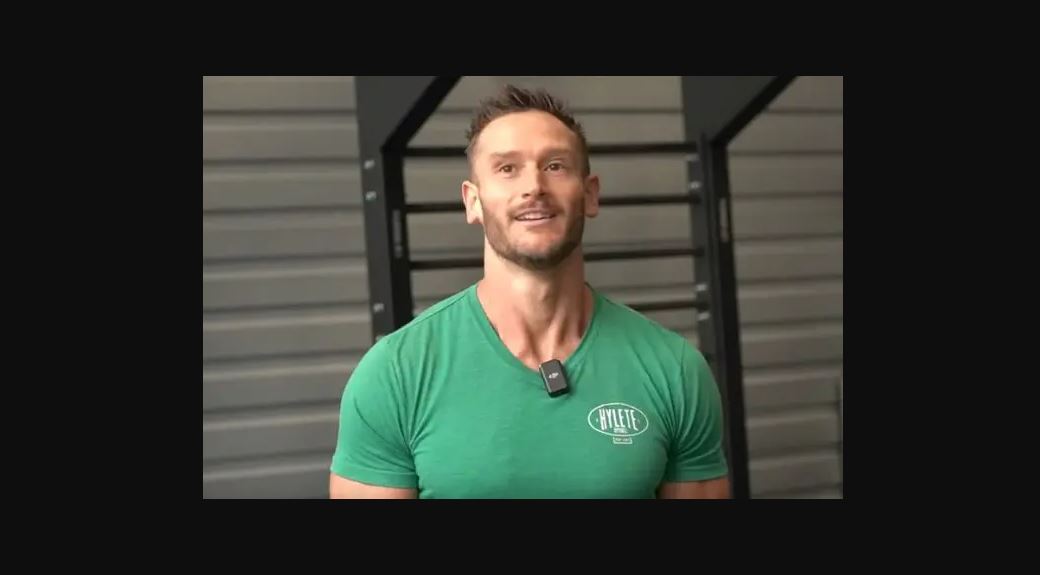 Thomas Delauer wearing a green t-shirt while shooting a YouTube video