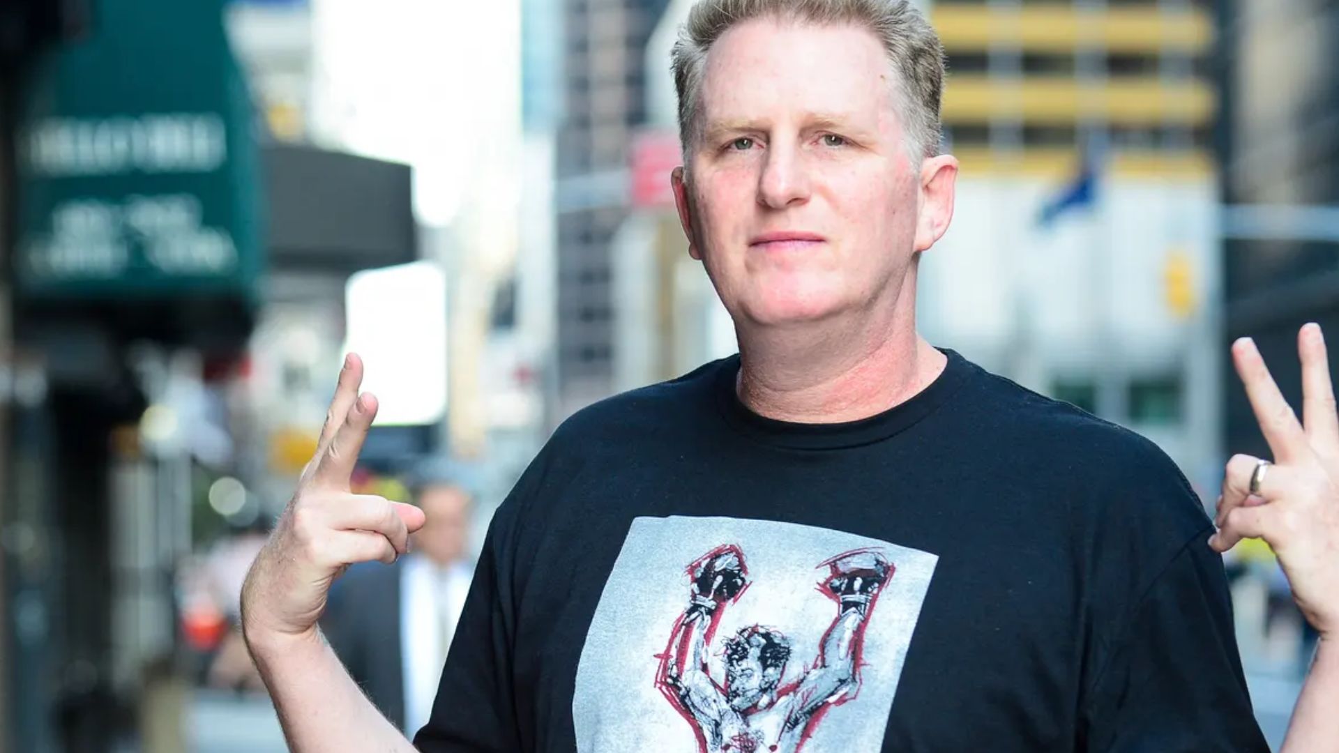 Michael Rapaport Doing The Victory Sign