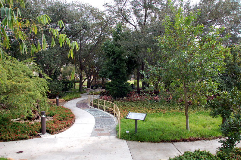 Public therapeutic garden